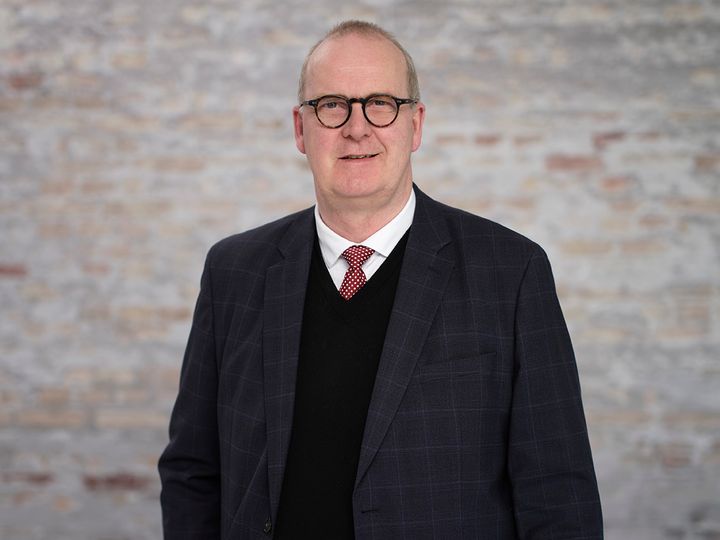 Regeringen vil styrke børns trivsel gennem flere investeringer, reformer og institutionelle indsatser. Men ifølge direktør for Tænketanken Prospekt, Søren Peter Hansen, risikerer ønsket om at hjælpe alle børn at flytte ansvar fra familien til staten.