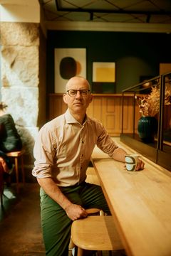 Shahriar Bahkhspour, CEO for emmerys, i et af bagerikædens nydesignede café-miljøer.