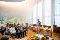 Court Møller, formand for Klima- og Miljøudvalget præsenterer kommunens initiativer og projekter, som er i tråd med Borgersamlingens syv anbefalinger.