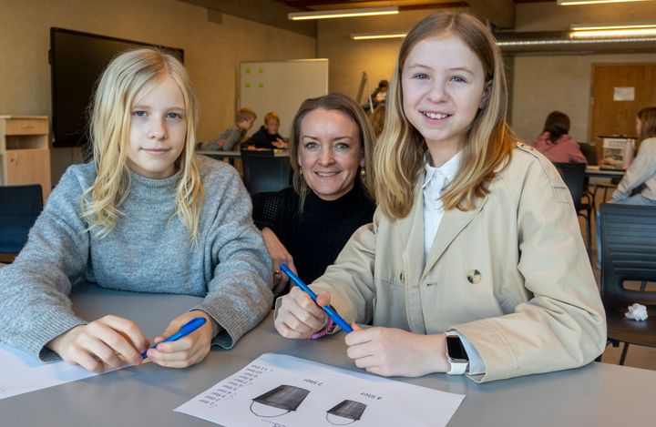 Elizabeth Sihm Holstein og Sofie Joen Andersen sammen med Skovlyskolens talentvejleder Marianne Seemann Eriksen