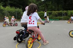 Børnehavebarn i hjemmelavet cykeltrøje