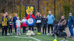 Holdet bag S.B.Fighters sammen med borgmester i Rudersdal Kommune Ann Sofie Orth og handicaprådets formand Jeppe Bülow-Lehnsby ved prisoverrækkelsen. S.B Fighters var samme dag de heldige modtagere af en donation fra en fond.