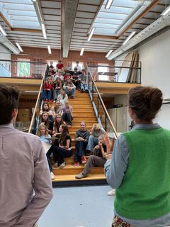 Eline Lorenzen, professor i molekylær naturhistorie på Globe Institute ved Københavns Universitet, gav eleverne feedback på deres arbejde med de dyrearter, der blev fundet ved udgravningen af Vedbækfundene.