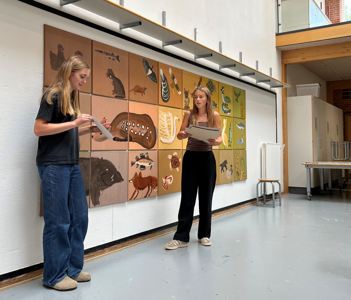 To elever står foran værket, som de har lavet sammen med de andre elever fra 7. årgangs billedkunsthold.