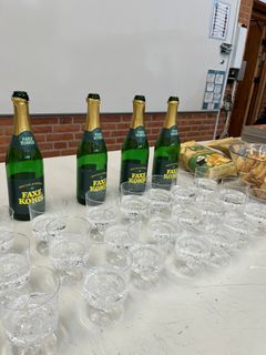 Sodavand på champagneflasker skulle give eleverne en oplevelse af, at det var en ægte fernisering.