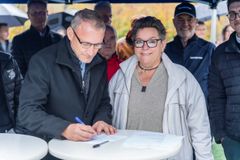 Salgsdirektør, Jacob Westergreen, fra entreprenør HpH Totalbyg underskriver kontrakten sammen med borgmester Ann Sofie Orth.