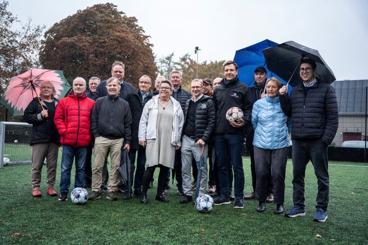 Idrætsforeninger, brugere, politikere og entreprenør mødtes, da kontrakten skulle underskrives for at cementere, at kommunens idrætsaktive borgere allerede fra starten af 2027 får nye og bedre rammer med Holte Hal 3