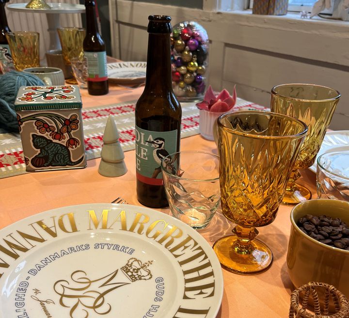 Nærum Kaffebar har dækket et julebord på landets ældste landsted, Mothsgården.