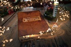 Bogen fra DRs julekalender 2026, Den store julefortælling, er magisk oplyst.