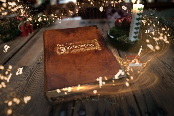 Bogen fra DRs julekalender 2026, Den store julefortælling, er magisk oplyst.