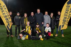 Det var et samlet hold, der mødtes fredag aften for at underskrive Velfærdsalliancen mellem Rudersdal Kommune, DBU Sjælland og DBU. Her ses formand for IF Skjold Birkerød Fodbold, Henrik Sloth-Ollendorff, fodboldtræner for SB Fighters, Mads Bagger, borgmester Ann Sofie Orth, DBU Sjællands formand, Jakob Koed, formand for Kultur- og fritidsudvalget, Knud Skadborg, DBU-direktør Erik Brøgger, projektleder for SB Fighters i IF Skjold Birkerød Fodbold, Camilla Sloth-Ollendorff og børnechef/Sports & Kommerciel Chef i IF Skjold Birkerød Fodbold, Rasmus Kaas. De glade fodboldbørn er spillere fra SB Fighters.