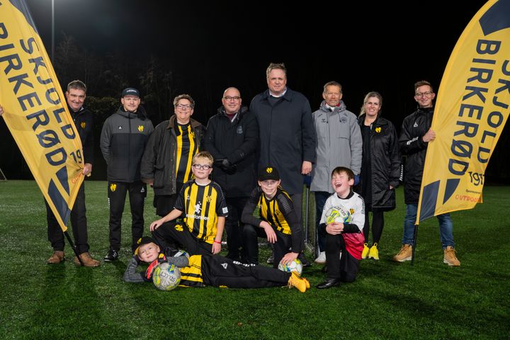 Det var et samlet hold, der mødtes fredag aften for at underskrive Velfærdsalliancen mellem Rudersdal Kommune, DBU Sjælland og DBU. Her ses formand for IF Skjold Birkerød Fodbold, Henrik Sloth-Ollendorff, fodboldtræner for SB Fighters, Mads Bagger, borgmester Ann Sofie Orth, DBU Sjællands formand, Jakob Koed, formand for Kultur- og fritidsudvalget, Knud Skadborg, DBU-direktør Erik Brøgger, projektleder for SB Fighters i IF Skjold Birkerød Fodbold, Camilla Sloth-Ollendorff og børnechef/Sports & Kommerciel Chef i IF Skjold Birkerød Fodbold, Rasmus Kaas. De glade fodboldbørn er spillere fra SB Fighters.