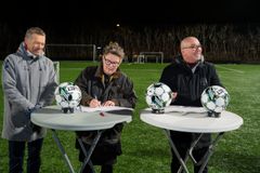 Borgmester Ann Sofie Orth underskrives aftalen, flankeret af DBU-direktør Erik Brøgger og DBU Sjællands formand Jakob Koed.