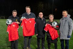 Fra venstre: Formand for Skjold Birkerød Fodboldklub Henrik Sloth-Ollendorff, formand for Kultur- og fritidsudvalget i Rudersdal Kommune, Knud Skadborg, DBU Sjællands formand Jakob Koed, borgmester Ann Sofie Orth og sidst DBU-direktør Erik Brøgger.