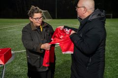 Borgmester Ann Sofie Orth modtager fodboldtrøje af DBU-formand Jakob Koed.