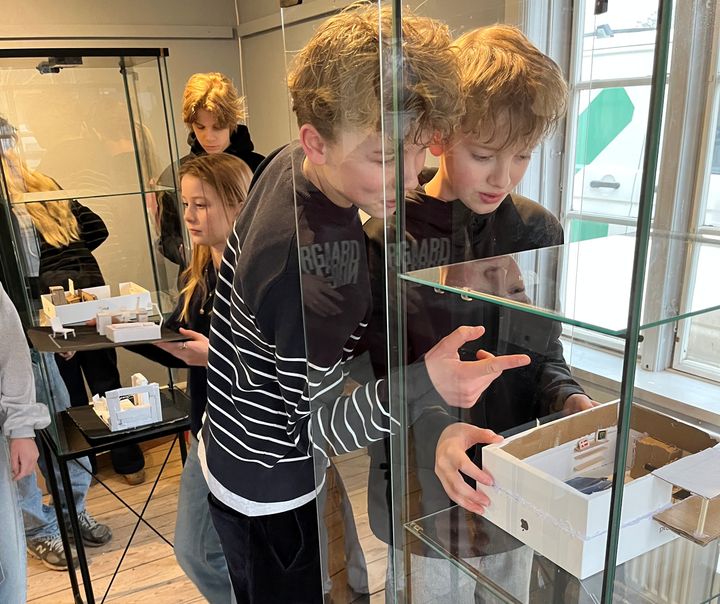 Eleverne har dokumenteret deres hverdag i modeller, billeder og lyd. I ugen op til åbningen var de med til at sætte udstillingen op.