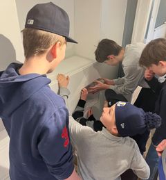 Fem elever fra Ravnholm Skole forbereder udstillingen på Mothsgården.