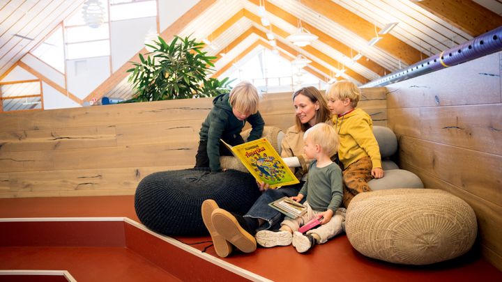 Børn læser på Birkerød Bibliotek