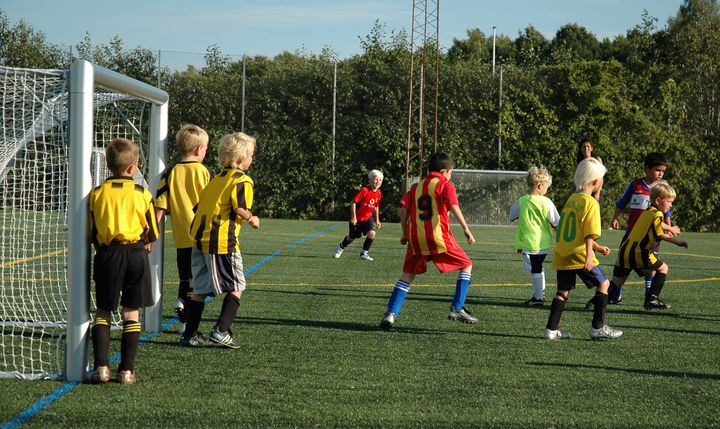 Drenge spiller fodbold.
