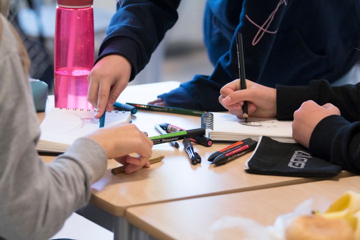 Skoleelever arbejder