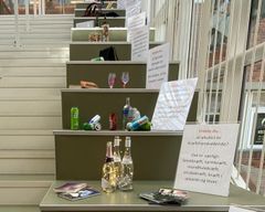 Rudersdal Rusmiddelcenters udstilling på Holte Bibliotek.