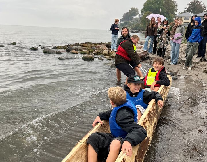 Elever fra Vedbæk Skoles 6. klasse fik lov til at teste båden på lavt vand.
