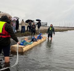 Elever fra Vedbæk Skoles 6. klasse fik lov til at teste båden på lavt vand.