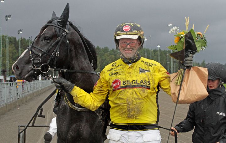 Den fem-årige hingst Eld Prinsen med Öystein Tjomsland i sulkyen var blandt de heste, som sikrede Bet25-spilleren den store milliongevinst.