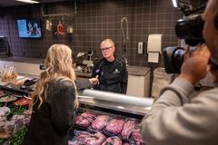 Sagen har vakt stor medieopmærksomhed og kulminerede i begyndelsen af oktober, da fødevareminister Jacob Jensen besluttede at ændre reglerne for fødevarekontrollen