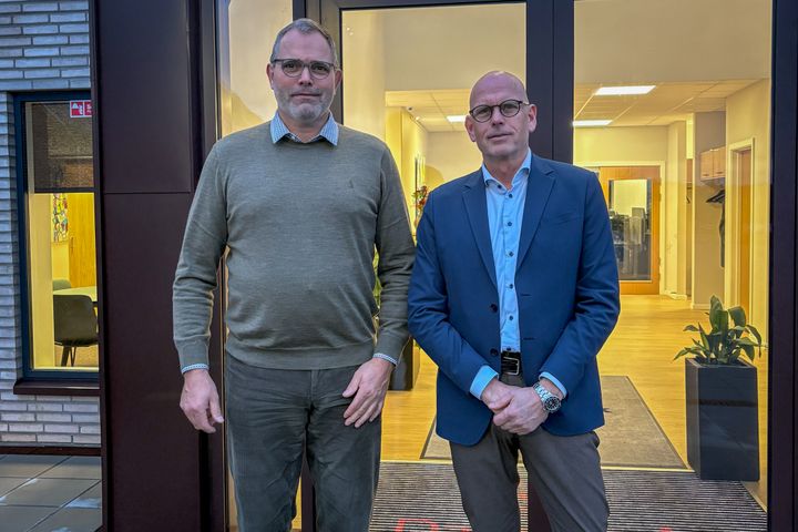 "Vi ser FødevareDanmark som en konstruktiv og fagligt stærk aktør, der kan samle branchen. Vi ønsker at bidrage aktivt til den dialog", siger Leo Grønvall (tv.), adm. direktør i DanePork. Det er FødevareDanmarks direktør, Leif Wilson Laustsen (th.).