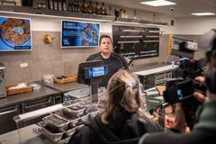 Casper Paulsen fra ’Slagter Carlsen’ i Støvring er den seneste af en række slagtere, der er blevet udsat for målrettet hetz og chikane.