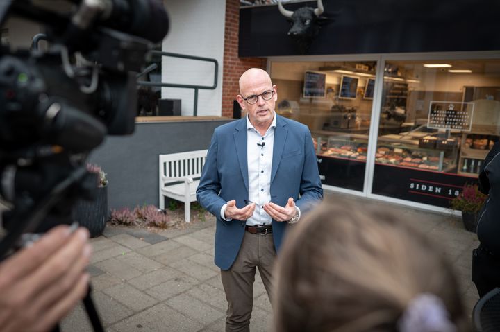 "Vi har desværre set flere eksempler – både digitale angreb, intimidering foran butikker og direkte trusler. Det er fuldstændig uacceptabelt i et retssamfund", siger Leif Wilson Laustsen, direktør i FødevareDanmark.