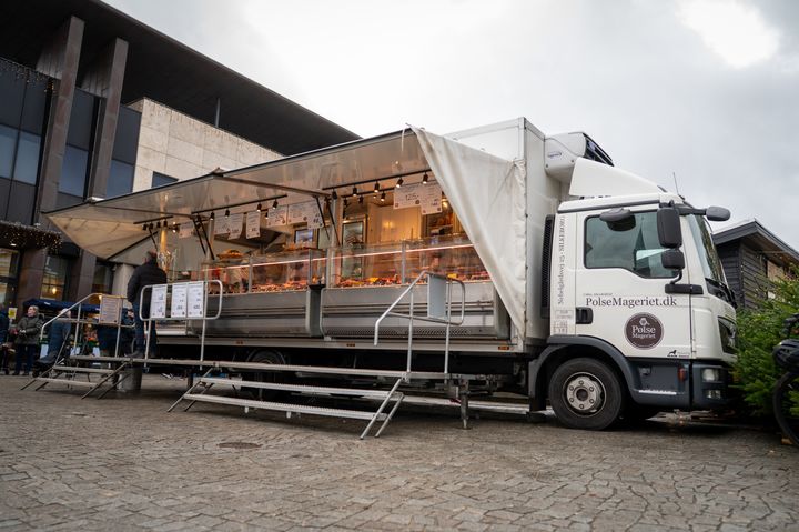 Som reglerne er i dag, skal alle salgsvogne over 7,5 tons være udstyret med en såkaldt takograf, der registrerer køretøjets aktiviteter og driftstid. Det spænder ben for en masse salgsvogne, lyder det fra FødevareDanmark.