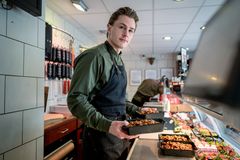 Slagter Grønvall i Bredballe er netop blevet kåret som årets slagterforretning i Mad Med Mere-kæden.