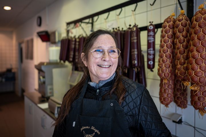 "Jeg håber selvfølgelig, at der kommer nogen, som vil drive det videre som en fødevareforretning. Det kunne være en slagter, en fiskehandler eller måske en tapasbar", siger Jane Troelsgaard Andersen om beslutningen om at sætte Holmens Slagter på havnen i Nykøbing Mors til salg.