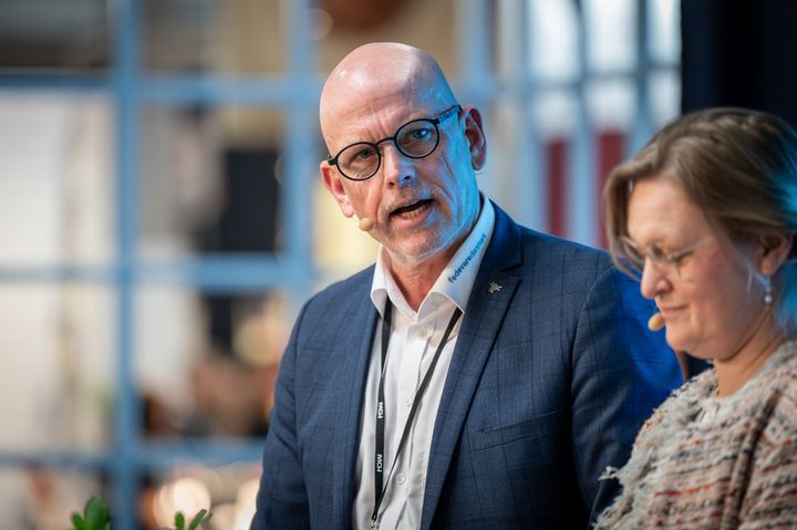 "Man indførte nye regler for politiske reklamer for at beskytte demokratiet. Men resultatet blev, at valgkampen i høj grad blev overladt til tech-giganternes forretningsmodeller, hvor det indhold, der driver mest vrede og flest reaktioner, bliver prioriteret", siger Leif Wilson Laustsen, direktør i FødevareDanmark.