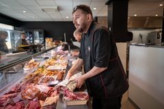 "Det er selvfølgelig en kæmpe anerkendelse at blive nomineret. Det er resultatet af en fantastisk indsats af vores medarbejdere. Det er dem, der har knoklet og sørget for, at vi er kommet så godt fra start", siger slagtermester Martin Hall Mortensen fra Stoholm Slagter.