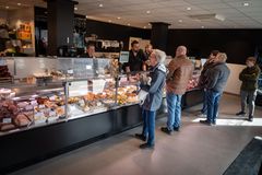 "Det er selvfølgelig en kæmpe anerkendelse at blive nomineret. Det er resultatet af en fantastisk indsats af vores medarbejdere. Det er dem, der har knoklet og sørget for, at vi er kommet så godt fra start", siger slagtermester Martin Hall Mortensen fra Stoholm Slagter.