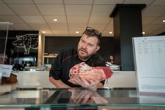 "Det er selvfølgelig en kæmpe anerkendelse at blive nomineret. Det er resultatet af en fantastisk indsats af vores medarbejdere. Det er dem, der har knoklet og sørget for, at vi er kommet så godt fra start", siger slagtermester Martin Hall Mortensen fra Stoholm Slagter.