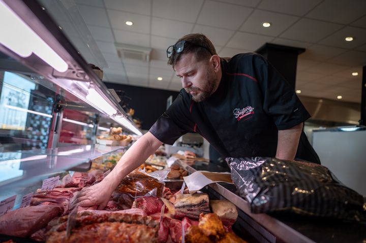 "Det er selvfølgelig en kæmpe anerkendelse at blive nomineret. Det er resultatet af en fantastisk indsats af vores medarbejdere. Det er dem, der har knoklet og sørget for, at vi er kommet så godt fra start", siger slagtermester Martin Hall Mortensen fra Stoholm Slagter.