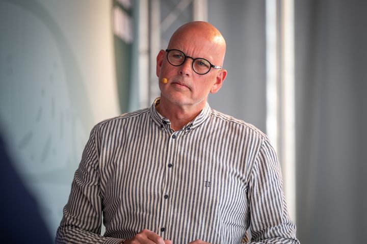 "Det forekommer mig mærkeligt snæversynet, at man i en verden med voksende befolkning og stigende efterspørgsel på fødevarer lægger op til at begrænse produktionen i et af verdens mest effektive fødevarelande", siger Leif Wilson Laustsen, direktør i FødevareDanmark.