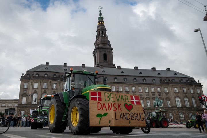 Tirsdag demonstrerede tusindvis af landmænd mod den nye kvælstoflov, der ifølge Fødevarealliancen risikerer at koste tusindvis af arbejdspladser i landdistrikterne.