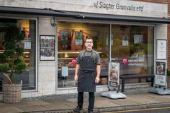 Torsdag er det præcis 20 år siden, at Tom Munkholm overtog 'Slagter Grønvalls Eftf.' i Bredballe. Jubilæet bliver fejret med en pølse på grillen og en øl eller en vand samt gode tilbud til kunderne fredag den 2. oktober mellem kl. 12 og 16.