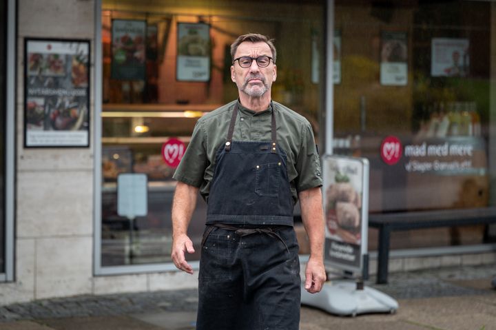 Torsdag er det præcis 20 år siden, at Tom Munkholm overtog 'Slagter Grønvalls Eftf.' i Bredballe. Jubilæet bliver fejret med en pølse på grillen og en øl eller en vand samt gode tilbud til kunderne fredag den 2. oktober mellem kl. 12 og 16.