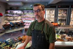 Torsdag er det præcis 20 år siden, at Tom Munkholm overtog 'Slagter Grønvalls Eftf.' i Bredballe. Jubilæet bliver fejret med en pølse på grillen og en øl eller en vand samt gode tilbud til kunderne fredag den 2. oktober mellem kl. 12 og 16.