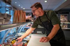 Torsdag er det præcis 20 år siden, at Tom Munkholm overtog 'Slagter Grønvalls Eftf.' i Bredballe. Jubilæet bliver fejret med en pølse på grillen og en øl eller en vand samt gode tilbud til kunderne fredag den 2. oktober mellem kl. 12 og 16.