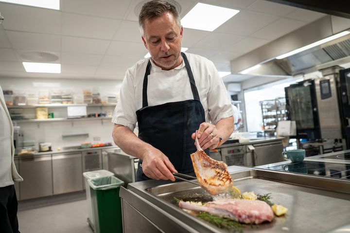 Et af de steder, der har taget Svendborg Gourmetgris ind i køkkenet, er Hotel Faaborg Fjord, hvor køkkenchef Thomas Pasfall lægger stor vægt på både kvalitet og lokal forankring.