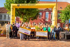 Team Rynkeby donerer 25,4 millioner kroner til Børnecancerfonden og Børnelungefonden i år. Pengene blev overrakt ved en cermoni på Torvet i Ringe lørdag.