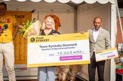 Børnecancerfonden modtog en check på 12,2 mio. kr. af Team Rynkeby ved cermoni på Torvet i Ringe lørdag.
