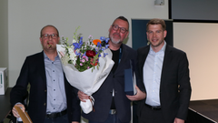 Fra venstre: Steen Lund Olsen, næstformand i Finansforbundet, vinderen af Dataetikprisen 2026: Peter Revsbech, CEO i Ordbogen A/S og Andreas Holbak Espersen, branchedirektør i DI Digital.